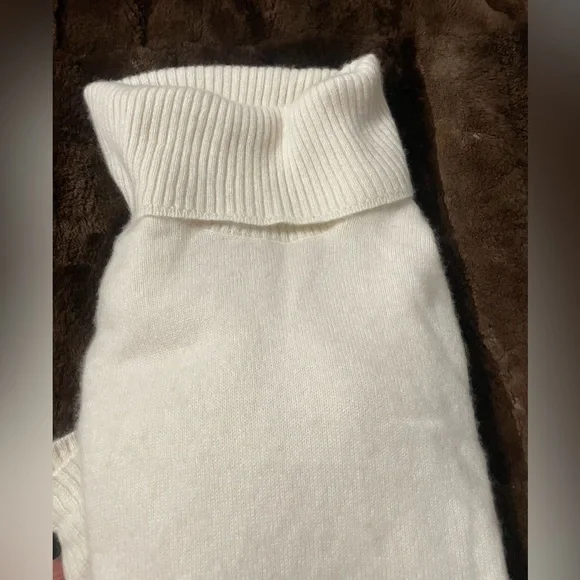 Rachael Zoe 2-Ply Cashmere Cream Turtleneck Sweater - Picture 10 of 11